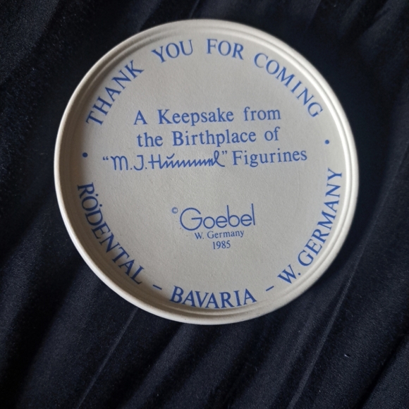 VINTAGE 1985 GOEBEL FACTORY SOUVENIR 4" PORCELAIN MEDALLION- HUMMEL CHILDREN - Picture 2 of 3